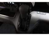 インパネシフトだから視線の移動も少なく足元もスッキリ♪運転席もゆったりしているのでゆとりを持ってドライブできますね!
