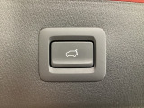 パワーリフトゲートは運転席とリフトゲート側、さらにアドバンストキーでも開閉が可能!開度は無段階にメモリー設定もできます。ゲート内側にタッチセンサーを配置し、手などを挟み込む危険を低減します。