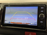 後方の見える安心をお届けするバックガイドモニター付:バックするときのアシストラインもあって楽々バック!車庫入れや縦列駐車をサポートし、苦手な駐車も安心です!今やもう手放せない装備ですネ♪