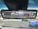 【デジタルインナーミラー(トヨタ)】車両後方カメラの映像をルームミラーに映すことが出来ます。 そのため、後席に人や荷物があって後方が見えづらい場合でもしっかり視界を確保することが出来ます。