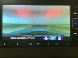 【バックカメラ】運転が苦手な方も車庫入れラクラクです!ギアをリバースに入れれば自動的に切り換わりますので、面倒な操作は不要です♪狭い駐車場もお車を傷つけず安心ですね!