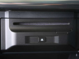 車内でCD DVDのメディアが楽しめます。