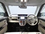 【運転席周り】各種スイッチ類が使いやすく配置されたコックピットです。小物入れも充実しており、車内をすっきりと保てます。