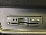 ETCがついています。高速道路の料金所の通過も楽々です!。 カードの取り出しもしやすい場所についています。