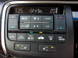 オートエアコンは左右席で独立温度コントロールが可能です。シートヒーター付きで、冷えた車内でもスイッチを押せば数秒で座面と背もたれがあたたかくなります。