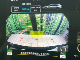 【フロント&サイドカメラ】ドライバーから見にくい死角部分を映像で確認できる前方と左側面にカメラを装着。見通しがきかない場所や住宅密集地などを運転することが多い人におすすめの安心装備です。