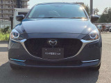 精悍な表情のMAZDA2のフロントマスク。夜間も遠くまで明るく照射するLEDヘッドライトを装備し、視界の確保はもちろん省電力性にも優れています。スタイリッシュなデザインと安心の走りを届けます。