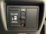 左側電動スライドドアは運転席からでも操作ができるように、ハンドル付近に開閉の操作スイッチが付いています。