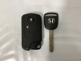 スマートキーを装備しています。鍵を差し込むことなくドアロックの開け閉めができます。通常のキーもスペアとして用意しております。