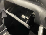 グローブボックス。