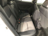【後部座席】も当然、綺麗・清潔に仕上げております。内装の綺麗なお車は気持ちが良いですし、コンディションのいい車が多いです。これもオススメの1台です。