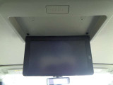 サ-ドシ-トからでも迫力の映像が楽しめる、11インチワイド後席専用モニタ-。お問い合わせは03-5672-1023へ