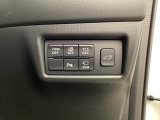 各種機能の切替スイッチは運転席パネル下に集約されています。任意で切り替え可能なため状況に合わせてお使いください。