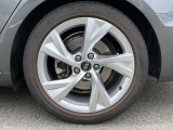 18インチ純正アルミホイール装備 全車両に標準装備の純正アルミホイールは、純正ならではのバランスの良いデザインと、走行安定性をお楽しみ頂けます。