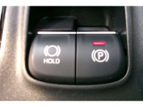 「P」ポジションに入れると自動で作動。「HOLD」スイッチを押し、システムONの状態にしておくことで、渋滞や信号待ちなどでブレーキを踏んで停車したときにブレーキを保持。アクセルを踏むと解除。