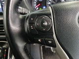 ステアリングには運転中でも簡単に操作できる各種スイッチついてます