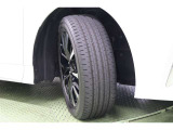 タイヤサイズ 225/55R19。立体的な矢じり型切削面で、斬新な高級感が演出された純正アルミホイールを装着しています。