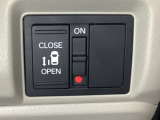 左側電動スライドドアは運転席からでも操作ができるように、ハンドル付近に開閉の操作スイッチが付いています。