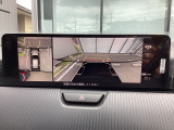 狭い場所での駐車やすれ違いなどでより的確な運転操作に役立つ360&deg;ビューモニターが装備されています。