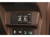 リアは両側パワースライドドアで、開閉には運転席のスイッチ、またはスライドドアのドアハンドルを少し引くだけで自動開閉します。