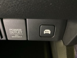 アクセサリーソケットはUSBのアダプターなどをつければ、スマホの充電にも使えます。周辺には物が置けるボックスがついています。
