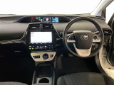 運転席は見やすく整理され、ナビも美しく装着され操作性にも優れています!