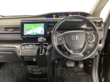 【ハンドル】運転にかかわる様々な操作を安全に行えるように視点移動が少なく操作性に配慮されたスイッチ類が凝縮されたコックピットです。