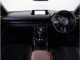 【インパネ周り】視界がよく運転しやすい設計となっております。インパネ周りもすっきりと洗練されたデザインで高級感が溢れています。日々のドライブを飽きさせません。