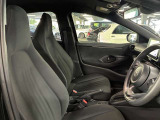 運転席の画像です。足元やシートまわりに余裕があり、リラックスした姿勢で運転が可能です。視界も良好で操作系へのアクセスもしやすく、快適で安心感のあるドライブをサポートします。