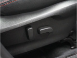 電動シートを装備。お客様に安全に運転頂けるよう座席の位置、座面の上げ下げやリクライニングの加減も細やかな設定を可能にしました。