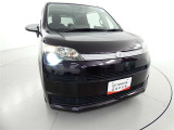 【HIDヘッドランプ】・・・太陽光に近い色と大光量で夜間の視野を確保。 対向車・先行車へ眩惑光防止に配慮し、常に照射軸を一定に保つオートレべリング機能を装備しています。