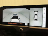 パノラミックビューモニターを装備。駐車場や交差点でクルマを真上から見るように周囲を確認できます。機能の詳細は販売店スタッフまでおたずねください。