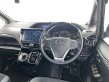 運転席まわりです。 各操作スイッチは使いやすい位置に配置されてます。