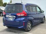 コンビネーションランプを高い位置に配置、後続車に見やすいデザインで安全にも配慮。