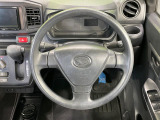 インテリアに合わせたデザインのステアリングは、運転される方のことも考え、運転しやすい形状、大きさです。是非一度、実際に触ってお確かめください。