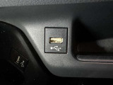充電用USB端子付き。スマートフォンなどの充電に便利です。
