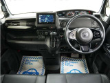 運転にかかわる様々な操作を安全に行えるように視点移動が少なく、操作性に配慮されたスイッチ類が凝縮されたコクピットです。