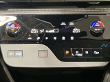 直線的で使いやすい、先進的なデザインのタッチパネル式オートエアコン!運転席、助手席、後席のトリプルゾーンで別々に温度設定ができるエアコン独立温度調整機能を搭載!