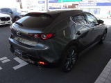 後席ガラスとリアガラスは、車内が見え難いプライバシーダークガラスになっています。紫外線から乗員を保護し、外部からのプライバシーも守ってくれますよ☆