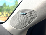 【BOSEサウンドシステム】メーカーオプションの高品位サウンドシステムを搭載。専用のチューニングが施された大小様々なスピーカーから良質なサウンドが奏でられ、臨場感あふれる音響空間を演出します。