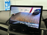 リバースギアに入れるだけで後方の表示へ切り替わります。夜間や雨の日の駐車も楽になりますよ。