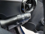 スイッチをオートに設定しておけば、車外の明るさに応じて自動的にヘッドランプを点灯・消灯します。夕暮れ時やトンネルの続く山道などを走行する時に便利なコンライトを装備しています。