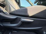 運転席シートは高さをラチェット式のレバーで変更することが可能です。ちょうどよいドライビングポジションで快適に運転していただけますね!!