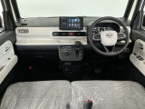 【インパネ】運転のしやすさを最優先に設計された見晴らしの良いフロントビュー。車両間隔が掴みやすく狭い道でも安心♪「安全」と「品質」を最優先に、安心してお乗りいただけるクルマを提供いたします。