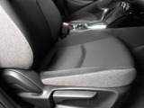 運転席にはドライバーの体型や好みに応じて前後方向だけでなく、高さの調整ができるシートリフターを装備!