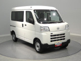 【右前斜め】視界が広く車両感覚が掴みやすい運転席です。フロントガラスが大きく見晴らしが良いので、ゆとりを持って運転できます。