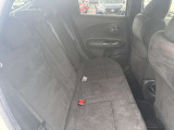 ★リアシート★昔に比べて足元がゆったり広くなりました。運転席だけではなく、すべての席に座ってみて下さい。同乗者様もきっと喜ばれると思います。