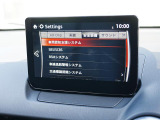 こちらのお車には先進安全装備が多数搭載されています。衝突被害を回避あるいは軽減するためのブレーキや、後方死角からの接近警報、車線逸脱を防止する警報装置など、詳しくはスタッフまでお尋ねください。