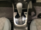 CVT車のセレクトレバーです。低速から高速まで、変速ショックのないスムーズな走りを実現するとともに、エンジン効率のよい領域を維持することで燃費にも貢献します。
