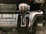 CVT車のセレクトレバーです。低速から高速まで、変速ショックのないスムーズな走りを実現するとともに、エンジン効率のよい領域を維持することで燃費にも貢献します。